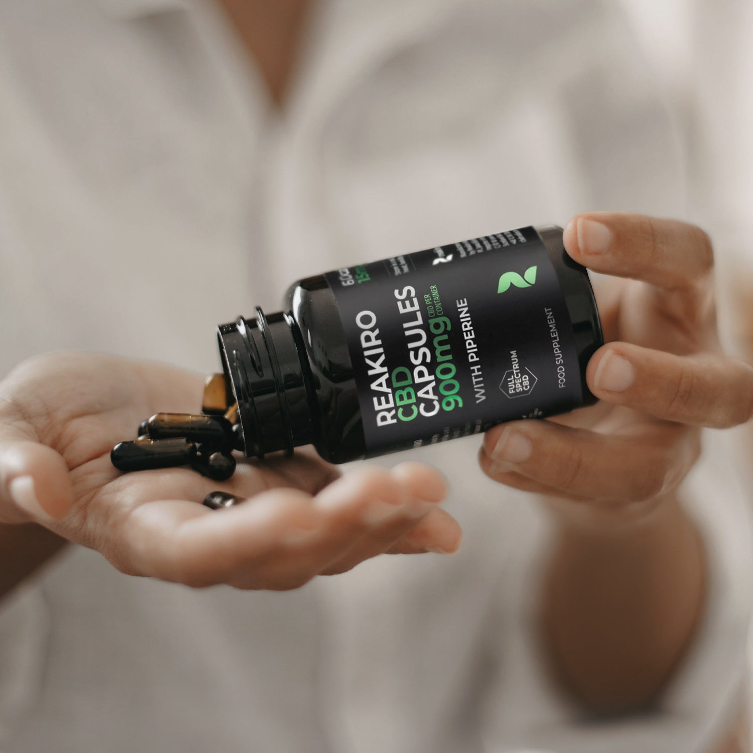 Reakiro CBD Vegan Capsules 900mg 60pcs - Full Spectrum in use